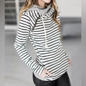 Girls medium, The AND Brand (&) Sweatshirt, Black/Cream, Size Youth Medium